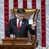 Le président de la Chambre des représentants, Mike Johnson, brandit le résultat final du vote après que les républicains de la Chambre ont voté en faveur de l'adoption du projet de loi budgétaire républicain. KEYSTONE/EPA/GRAEME SLOAN